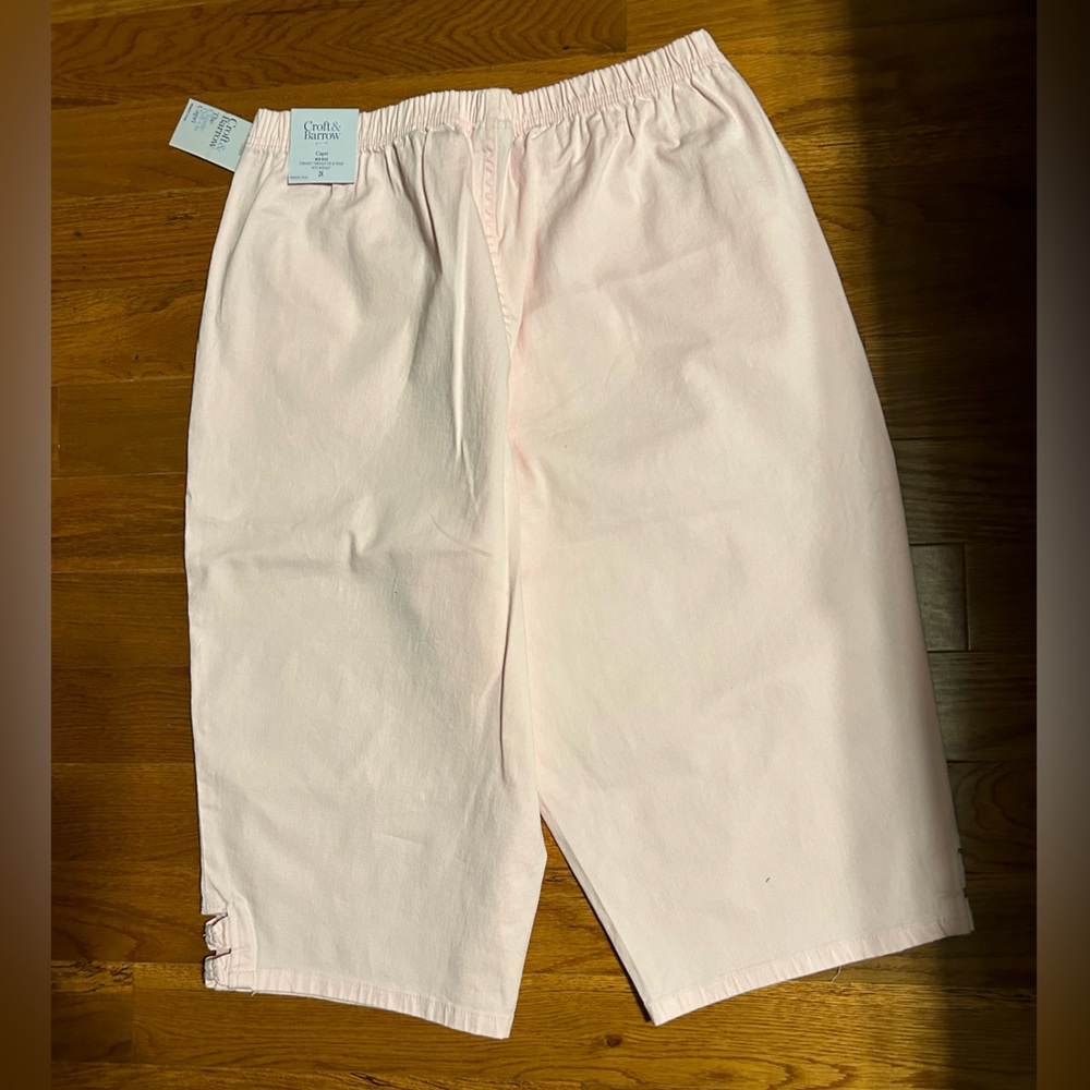 NWT women’s light pink color capris w/ cute design on the outer legs at the hem. - Picture 5 of 8